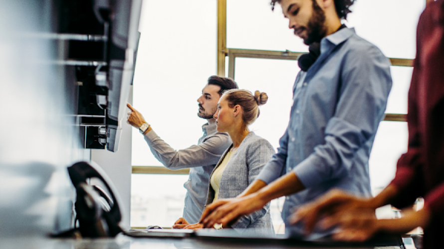 Zwei Männer hinter einem Computerbildschirm