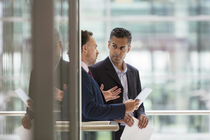 Zwei Männer unterhalten sich.